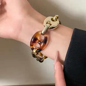 Retro chunky gold and tortoise shell resin link chain bracelet for women vintage style