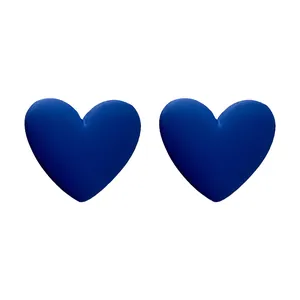 Eleganti orecchini a lobo a forma di cuore in vibrante blu Klein con finitura opaca