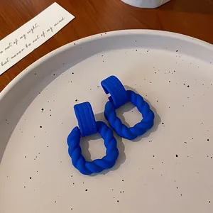 Orecchini a cerchio geometrici blu opaco con ago in argento anallergico