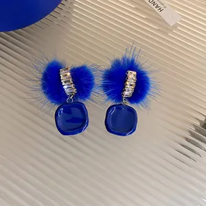Dettaglio degli orecchini in peluche blu Klein a forma di cuore con accenti di cristallo