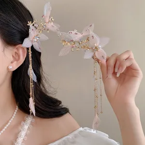 Elegante molletta per capelli a fiore rosa con nappe di perle per un look romantico.
