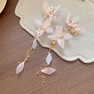 Dettaglio del fermaglio per capelli a fiori in tessuto rosa con perle e strass
