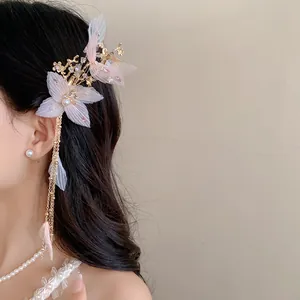 Vista dettagliata della molletta per capelli a fiore con nappe di perle per donna