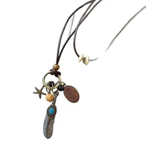 Long collier en plumes de style ethnique bohème avec pendentifs étoile de mer et bois