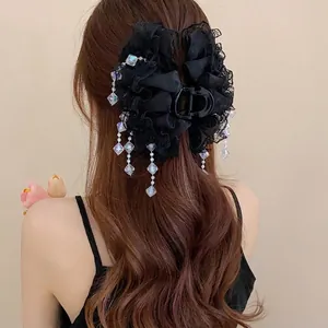 Pince à cheveux élégante en dentelle noire avec pampilles perlées irisées