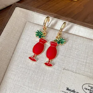 Créoles en émail rouge en forme de verre à cocktail avec finition dorée.
