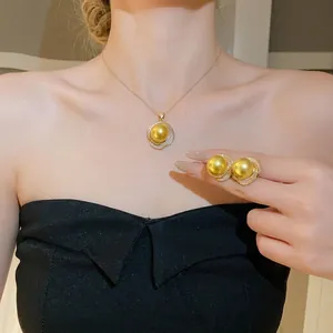 Collier Pendentif Fleur en Cuivre Couleur Or avec Zirconia et Perle Artificielle Style Vintage Français Bijoux Elégant Femme
