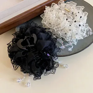 Détail rapproché des volants en dentelle et des perles de cristal sur une pince à cheveux
