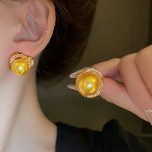 Élégantes boucles d'oreilles vintage dorées avec perle jaune et pavé de zircons brillants