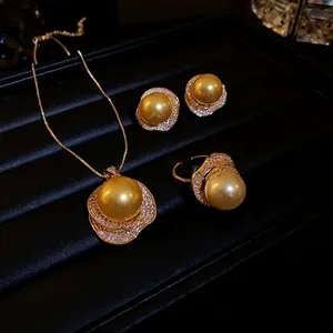 Parure de bijoux vintage perles dorées avec collier fleur zircon, bague et boucles.