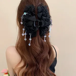 Vue détaillée de l'élégante pince à cheveux en dentelle noire avec pampilles en cristal