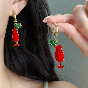 Boucles d'oreilles cocktail en émail rouge avec détail de créoles dorées polies