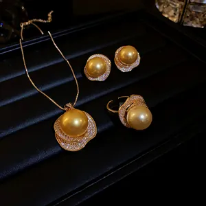 Vue détaillée de l'ensemble de bijoux élégant en perles dorées et fleurs de zircon scintillant