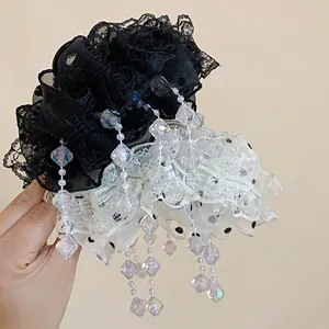 Gros plan d'une élégante pince à cheveux coréenne en dentelle avec perles