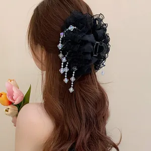 Vue détaillée de la pince à cheveux en dentelle noire avec pampilles en cristal