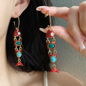Élégantes boucles d'oreilles pendantes vintage en émail en forme de poisson coloré