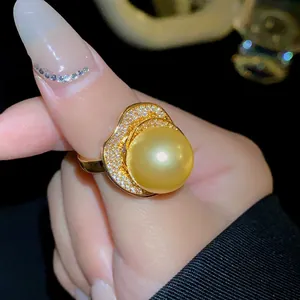 Gros plan détaillé d'une bague en perle dorée de luxe avec des accents de zircons étincelants