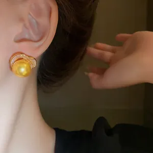 Boucles d'oreilles perles dorées de style vintage français avec détails en zircone