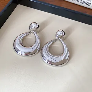 Vue détaillée de boucles d'oreilles géométriques en argent poli en forme de goutte