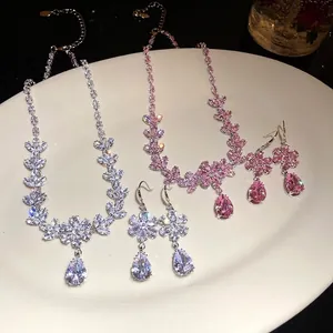 Elegante set di gioielli in zircone con collana con ciondolo a fiore e goccia e orecchini
