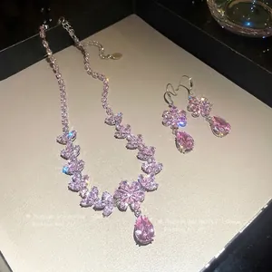 Elegante set di gioielli in zircone rosa con ciondoli a fiore e goccia, collana e orecchini.