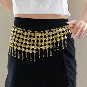 Detailopname van een goudkleurige metalen middelketting met munten en fijne franjes.