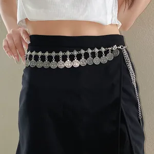 Detail van een elegante zilveren metalen tailleketting met vintage muntkwastjes erbij