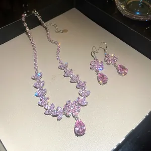 Dettaglio del set di gioielli con fiori di zircone rosa e ciondolo a goccia pera