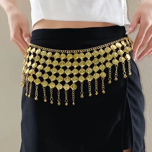 Detailopname van een boho gouden metalen munttailleketting met hangende franjes
