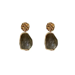 Orecchini vintage in metallo martellato dorato e resina marrone irregolare per donna