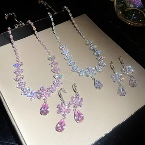 Dettaglio di parure collana e orecchini in zircone con ciondoli a fiore e goccia di lusso