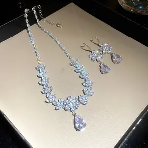 Set collana e orecchini in zircone scintillante con design a fiori e gocce pendenti