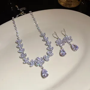 Dettaglio squisito della collana floreale in zirconia e del set di orecchini a goccia