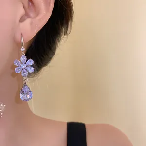 Elegante orecchino a fiore in zircone con un pendente a goccia d'acqua dettaglio