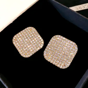 Vue détaillée des boucles d'oreilles carrées avec strass et aiguille en argent