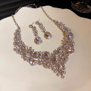 Parure élégante de collier et boucles d'oreilles en strass pour bijoux de mariage de luxe.