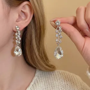 Élégantes boucles d'oreilles pendantes goutte en strass argent pour bijoux de mariée.