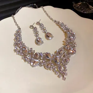 Détail de luxe d'un ensemble de bijoux de mariée avec collier et boucles d'oreilles en strass