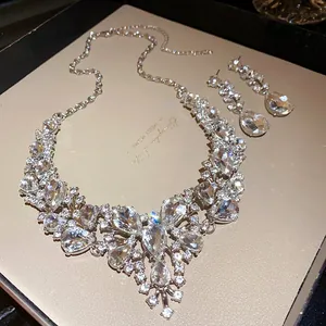 Parure collier et boucles d'oreilles en cristal larme pour les mariages de mariée