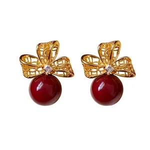 Eleganti orecchini a fiore dorati con zirconi e perle rotonde rosso scuro per donna