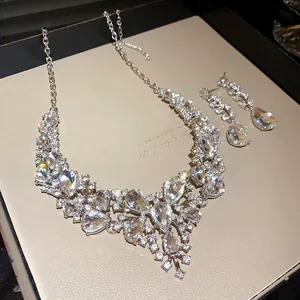 Détail de la parure de mariée avec cristaux en forme de poire sur collier et boucles
