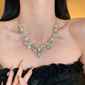 Gros plan d'un élégant collier de mariée en argent avec des strass en forme de goutte