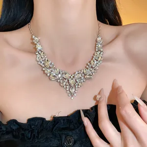 Gros plan d'un élégant collier en strass en forme de goutte sur un modèle mariée