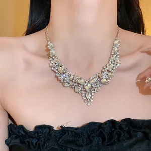 Vue rapprochée d'un élégant collier en strass en forme de goutte sur un mannequin