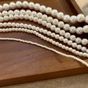 Set di collane di perle vintage francesi con varie dimensioni su vassoio