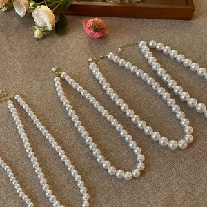 Elegante set di collane di perle vintage francesi in varie dimensioni per un look chic.