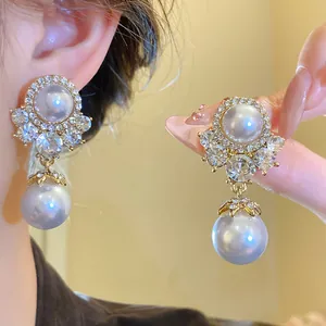 Elegant vintage royal style pearl earrings with sparkling rhinestones for luxury women.