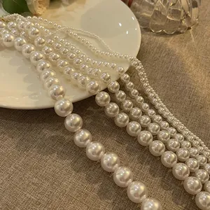 Collana di perle vintage francese con perle bianche eleganti di varie misure