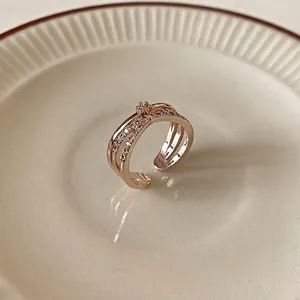 Élégante bague croisée à trois couches en or rose ornée de micro-pavés étincelants