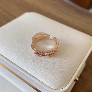 Bague croisée multicouche en or rose élégante ornée de luxueux oxydes de zirconium micro